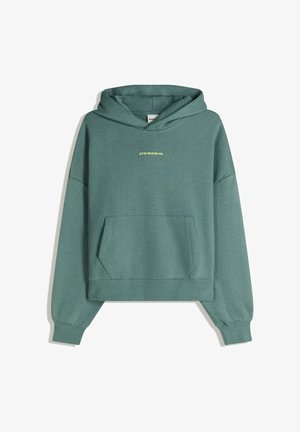 Grøn hættetrøje med en frontlomme, ribbede manchetter og en lille gul logo-tekst på brystet. Blød stoftekstur, afslappet design.