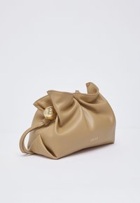 Weiche, beigefarbene Leder-Clutch mit gerafften Details, goldfarbenem Kugelverschluss und Liu Jo Logo vor weißem Hintergrund.