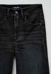 Črne denim hlače z gladko teksturo, pet-pocket oblikovanjem in gumbom za zapiranje. Imajo subtilne tonalne šive in označeno oznako na pasu.