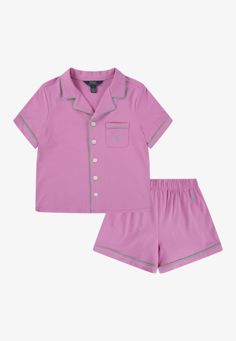 Pyjamaset i ljusrosa bomull med gröna detaljer, som har en knäppning fram med korta ärmar och matchande shorts med elastisk midja.