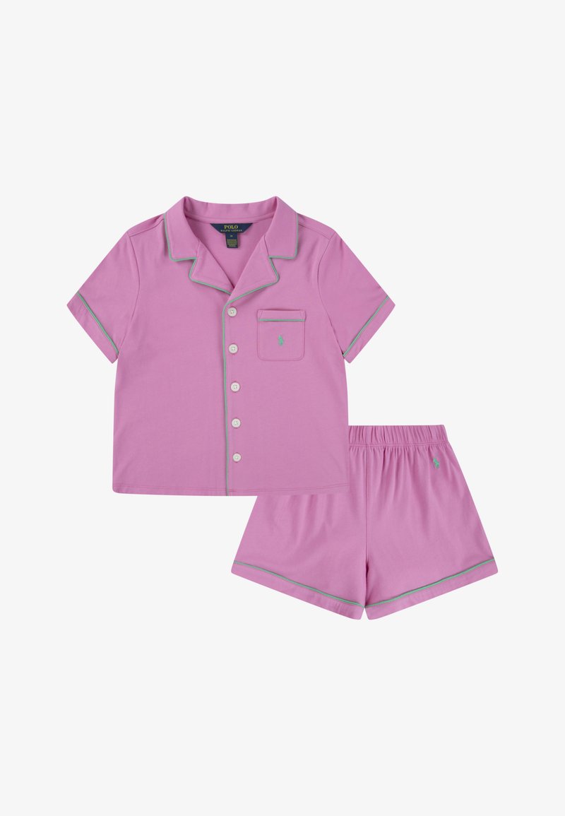 Conjunto de pijama em algodão rosa claro com acabamento verde, apresentando uma blusa de botão de mangas curtas e calções combinando com cintura elástica.
