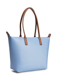 Ανοιχογάλαζη τσάντα ώμου με καφέ δερμάτινους ιμάντες, ορθογώνια βάση και επάνω κλείσιμο με φερμουάρ, όρθια σε λευκό φόντο.