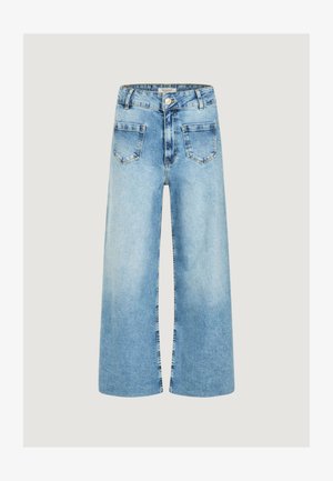 Jeans larghi a vita alta di colore azzurro chiaro con tasche frontali, passanti per cintura, bottone e cerniera, su uno sfondo neutro.