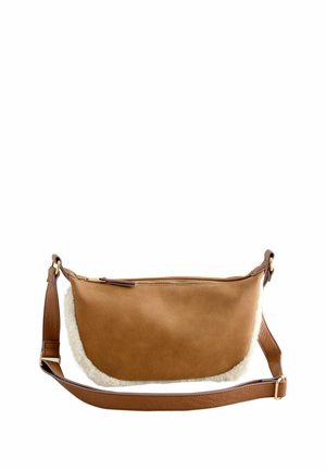 Sac bandoulière en cuir marron avec bordure en peau lainée blanche et bandoulière réglable, fermeture éclair sur le dessus.