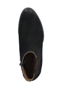 Bottine en suède noir avec un bout rond, fermeture éclair sur le côté et une broderie décorative subtile sur le dessus. Doublure en cuir.