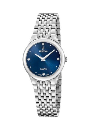 Sølv Festina armbåndsur med blå safir urskive, krystal-timemarkører og sammenkædet metalarmbånd, der viser tiden 10:10.