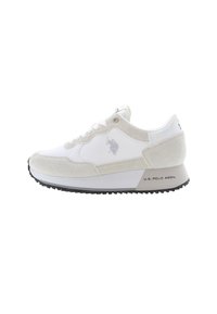 Zapatilla blanca con detalles de ante, que cuenta con un cuello acolchado, suela texturizada y un sutil logo en el lateral. Diseño ligero y deportivo.