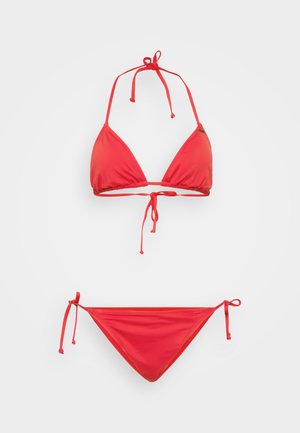 Rotes Bikini-Set mit einem Triangel-Oberteil mit Bindeband am Hals und einem verstellbaren Unterteil mit seitlichen Bindebändern. Hergestellt aus glattem, dehnbarem Stoff.