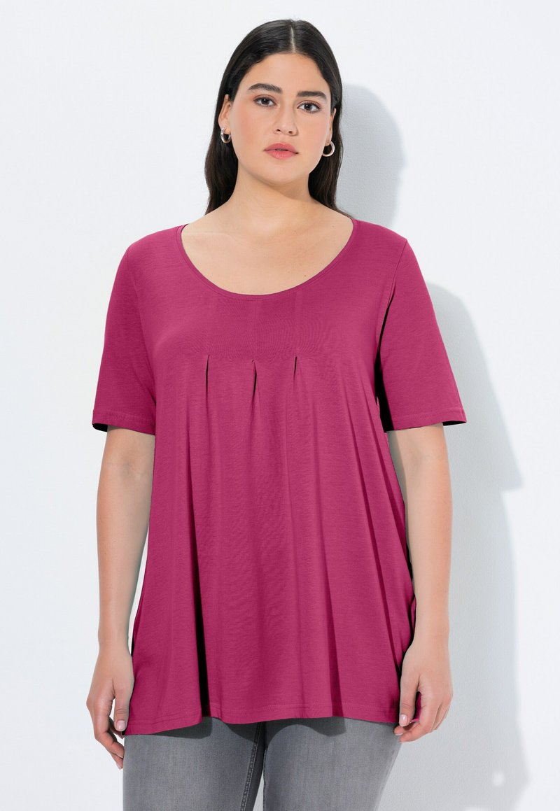 Magenta krótki rękaw top z dekoltem w serek i plisowanym detalem z przodu. Miękka tkanina o luźnym kroju i zaokrąglonym obszyciu.