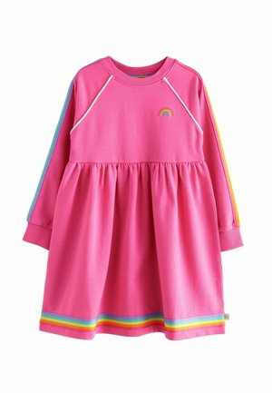 Robe rose à manches longues avec taille froncée, petite écusson arc-en-ciel sur la poitrine, rayures arc-en-ciel sur les manches et l'ourlet.