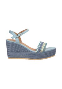 Sandal con tacco a cuneo di un blu chiaro con parte superiore intrecciata, cinturino alla caviglia e dettagli in juta intrecciata. Presenta una superficie texturizzata e suola in gomma per una buona aderenza.