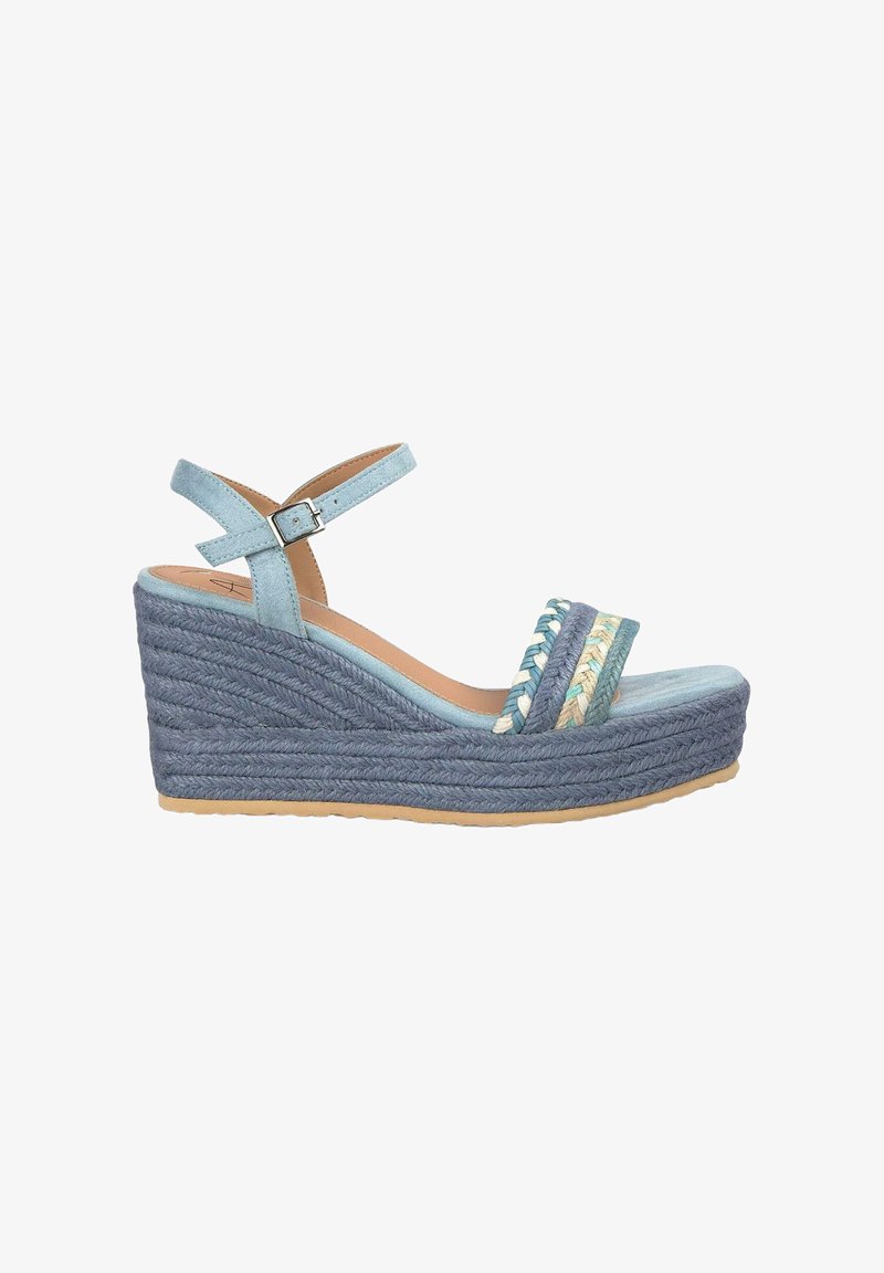 Lichtblauwe wedge sandaal met gevlochten bovenkant, enkelbandje en geweven jute details. Beschikt over een gestructureerd oppervlak en rubberen zool voor grip.