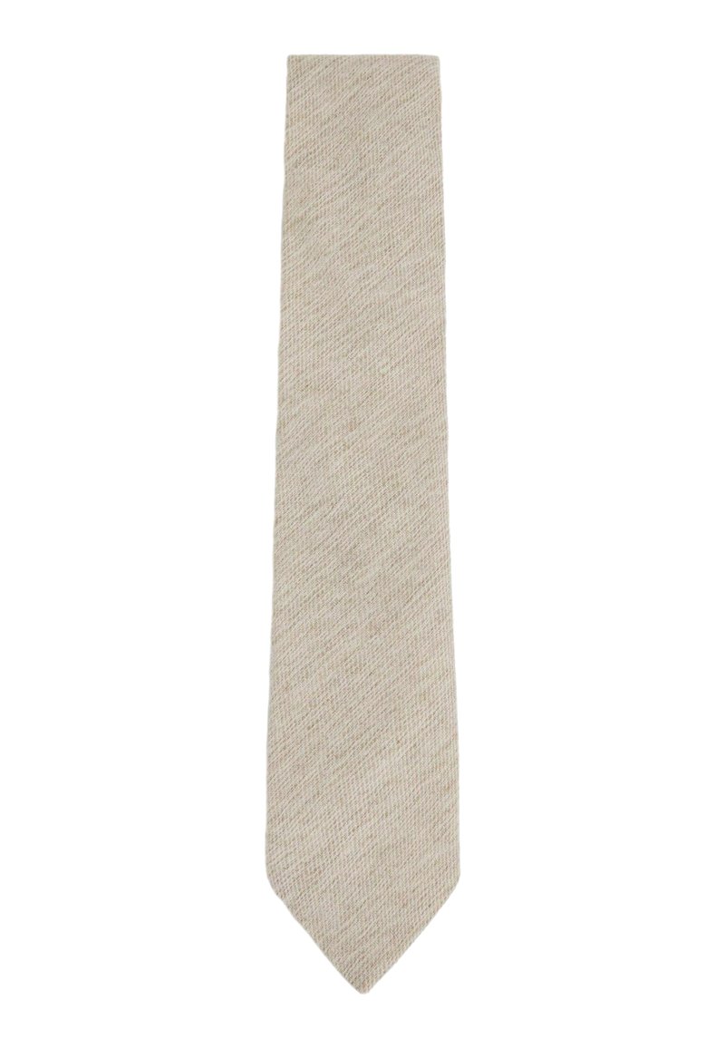 Beige slips med en fiskbensdesign, tillverkad av texturerat tyg, med en klassisk smal form och spetsig ände.