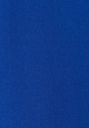 Tissu tricoté bleu vif avec une texture fine et uniforme, présentant des motifs de points verticaux et horizontaux visibles.