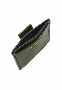 Portafoglio in pelle verde oliva con interno nero, caratterizzato da un design semplice a pieghe e cuciture visibili per un tocco di dettaglio.
