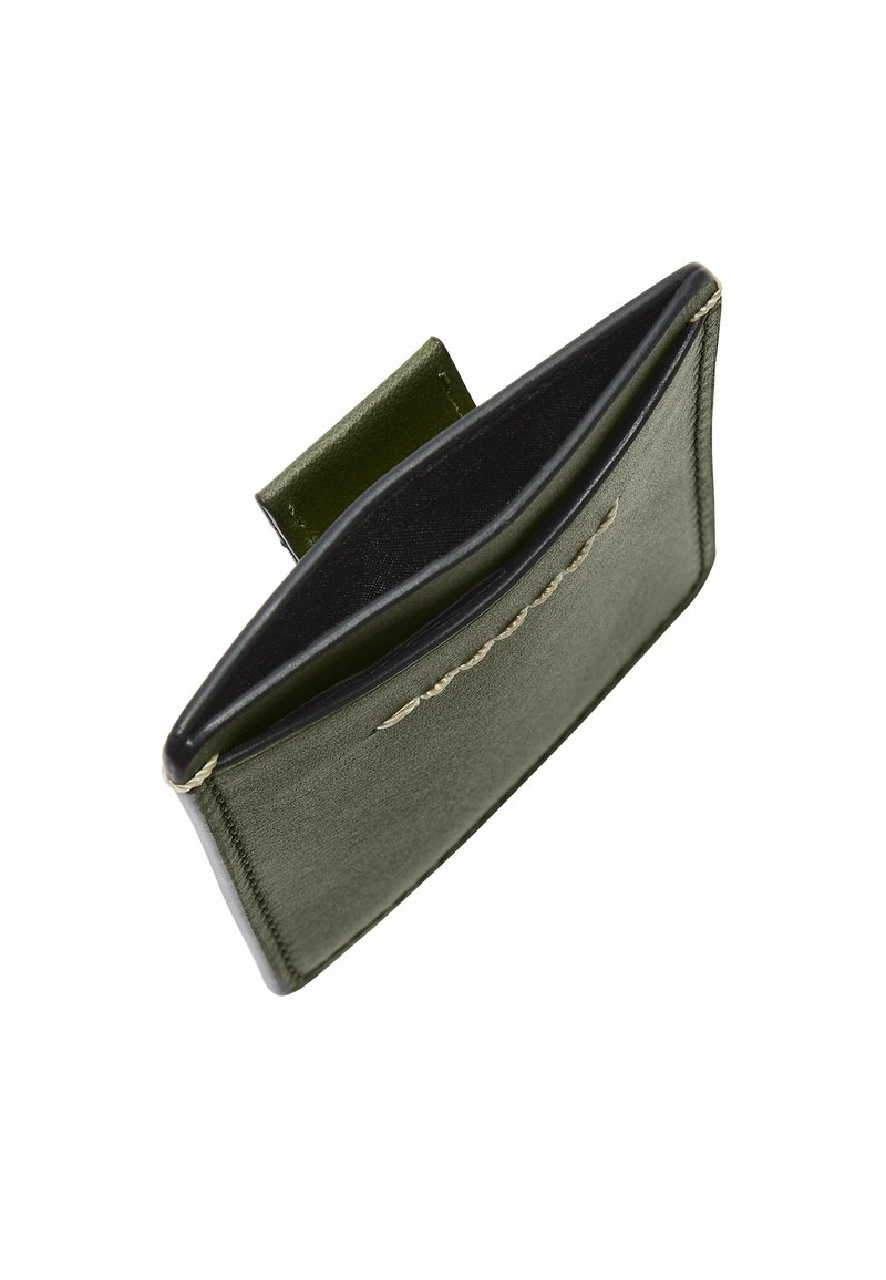 Porte-monnaie en cuir vert olive avec un intérieur noir, présentant un design simple et pliable ainsi que des coutures visibles pour plus de détails.