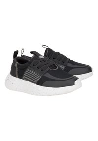 Schwarze Sportschuhe mit einer strukturierten Oberseite, elastischen Schnürsenkeln und einer weiß gesprenkelten Sohle; verfügen über ein Seitenpaneel mit diagonalen Linien und kontrastierenden Nähten.