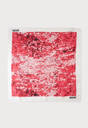 Foulard en soie avec bord blanc et motif en sequins rouges formant une étoile, marqué Moschino dans deux coins.