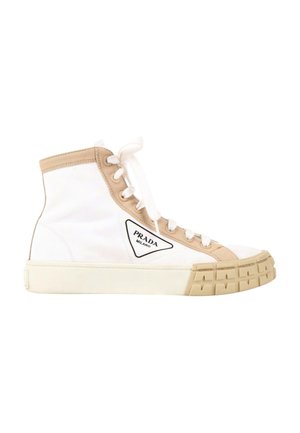 Weißer High-Top-Sneaker mit beigem Rand und Sohle, weißen Schnürsenkeln und einem dreieckigen Logo-Patch mit der Aufschrift Prada Milano an der Seite.