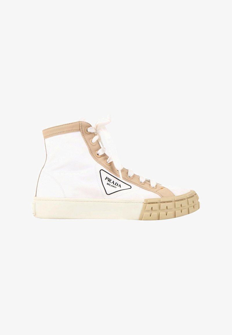 Baskets montantes blanches avec bordure et semelle beige, lacets blancs et un écusson logo triangulaire indiquant Prada Milano sur le côté.