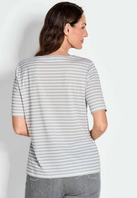 Gestreept grijs T-shirt met korte mouwen, voorzien van een ronde halslijn en een relaxte pasvorm. Het materiaal lijkt zacht met een gladde textuur.