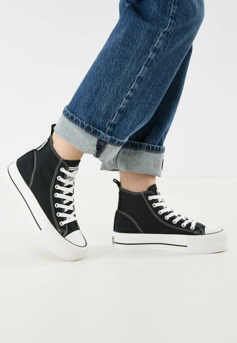 Sneakers di pelle sintetica eleganti nere da donna, Inverno 2025