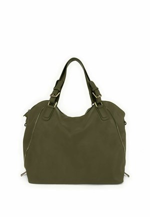 Grand sac à main vert olive avec double bandoulière et détails de fermeture éclair visibles sur les côtés sur un fond blanc uni.