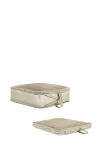 Graue Stofflagerungstasche, quadratische Form mit Reißverschlussverschluss, strukturierte Oberfläche, Tragegriff und genähte Details für Langlebigkeit.