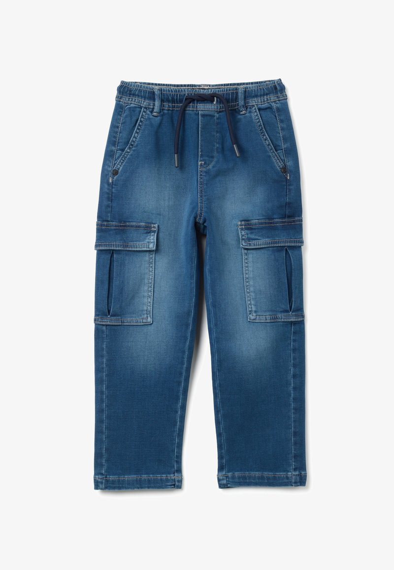 Pantalones cargo de mezclilla azul con cintura ajustable con cordón, bolsillos laterales y dos grandes bolsillos cargo en cada pierna. Diseño de corte ajustado.