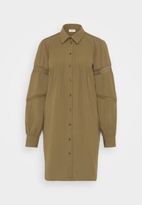 Olivegrünes, langärmeliges Hemdkleid mit Knopfleiste, Kragen, vertikalen Fältchen auf der Vorderseite und Spitzenbesätzen an den Ärmeln.
