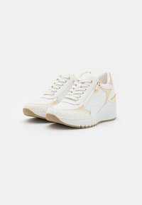 Sneakers bianchi con accenti dorati, caratterizzati da un motivo testurizzato, design con lacci e suola a zeppa. Dettaglio con zip sul lato.