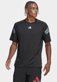 adidas Performance TRAIN ICONS STRIPES  - T-shirt con stampa - black
