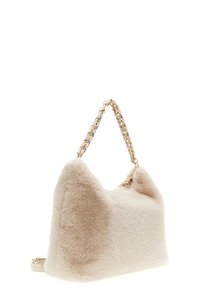 Beige nepbont handtas met een gestructureerde vorm. Beschikt over een gouden kettingband en een gladde onderkant. Zachte textuur met een luxe afwerking.