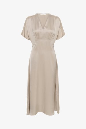 Beigen värinen satiininen midimekko, jossa V-kaula-aukko, lyhyet väljäävät hihat pitsikoristein ja koko vyötärön mittaiset poimut muotoilua varten.