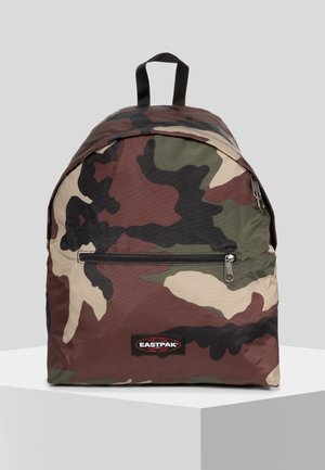 Camouflage-mønstret Eastpak rygsæk med front lynlåslomme, sort håndtag og mærkelogo på en hvid overflade.