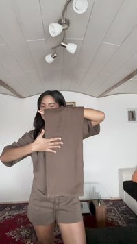 Hnedá textilná vyžaduje sa predný pohľad, bez vzorov. Ľahký, mäkký materiál, vo voľnom strihu a minimalizovanom dizajne.