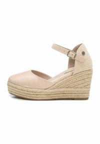 Sandalias de cuña beige con parte superior de cuero suave, correa ajustable en el tobillo y media suela de yute trenzado. Acento texturizado en el talón.