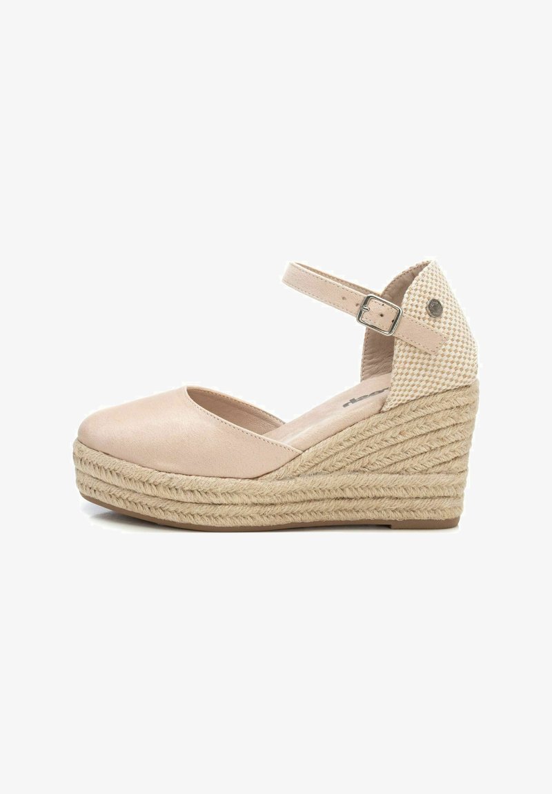 Sandalias de cuña beige con parte superior de cuero suave, correa ajustable en el tobillo y media suela de yute trenzado. Acento texturizado en el talón.