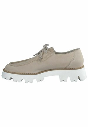 Beige ruskind snørestøvle med tyk hvid massiv sål og dybt mønster, sideprofil mod hvid baggrund.