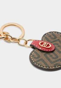Portachiavi in pelle marrone a forma di cuore, con un design a motivo, accento in pelle rossa, anello in metallo dorato e cuciture a contrasto.