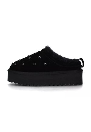 Scarpe slip-on in camoscio nero con foderato in pelliccia sintetica, caratterizzate da dettagli in strass e suola spessa e scanalata. Design snello e arrotondato.