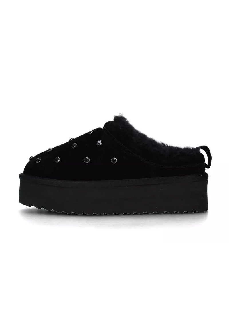 Scarpe slip-on in camoscio nero con foderato in pelliccia sintetica, caratterizzate da dettagli in strass e suola spessa e scanalata. Design snello e arrotondato.