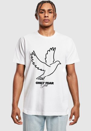 Weißes Baumwoll-T-Shirt mit schwarzer Umrisszeichnung einer Taube und dem Text "NUR ANGST VOR Gott" in kontrastierender schwarzer Schrift. Kurze Ärmel und lockere Passform.