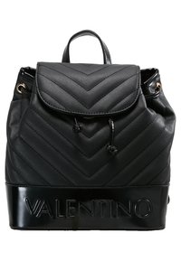 Mustahdin musta reppu, joka on valmistettu tikatusta nahasta ja siinä on viikinkipattern, jossa on yläkansi, nyörikiinnitys ja kohokuvioitu logo pohjassa.