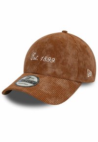 Braune Cordhut mit verstellbarem Riemen, bestickt mit "Est. 1899" in Weiß, runder Krone und gebogenem Schild, mit einem Logo-Aufkleber auf dem Schild.