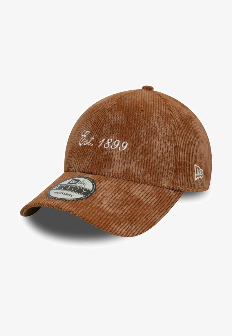 Braune Cordhut mit verstellbarem Riemen, bestickt mit "Est. 1899" in Weiß, runder Krone und gebogenem Schild, mit einem Logo-Aufkleber auf dem Schild.