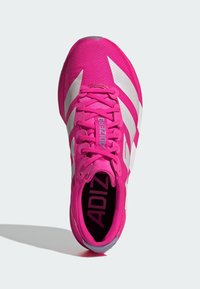 Rosa idrettssko med teksturert overdel, hvite detaljer og en polstret innersåle merket "ADIZERO." Har et snøringdesign for et sikkert grep.