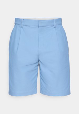 Pantaloni scurți bleu deschis, cu față plată, design plisat, bucle pentru curea și margini curate. Confecționați dintr-un material neted și ușor.