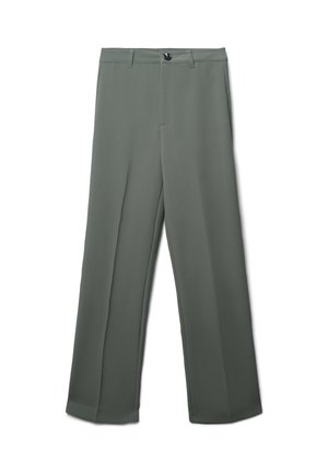 Pantaloni larghi verdi con vita piatta, passanti per cintura e chiusura con bottone. Texture liscia con dettagli plissettati sulle gambe.