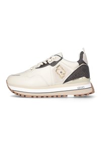 Sneaker in pelle beige con un accento a motivo scuro, dettagli in metallo dorato, particolari testurizzati e una suola in gomma con una striscia bianca a contrasto.